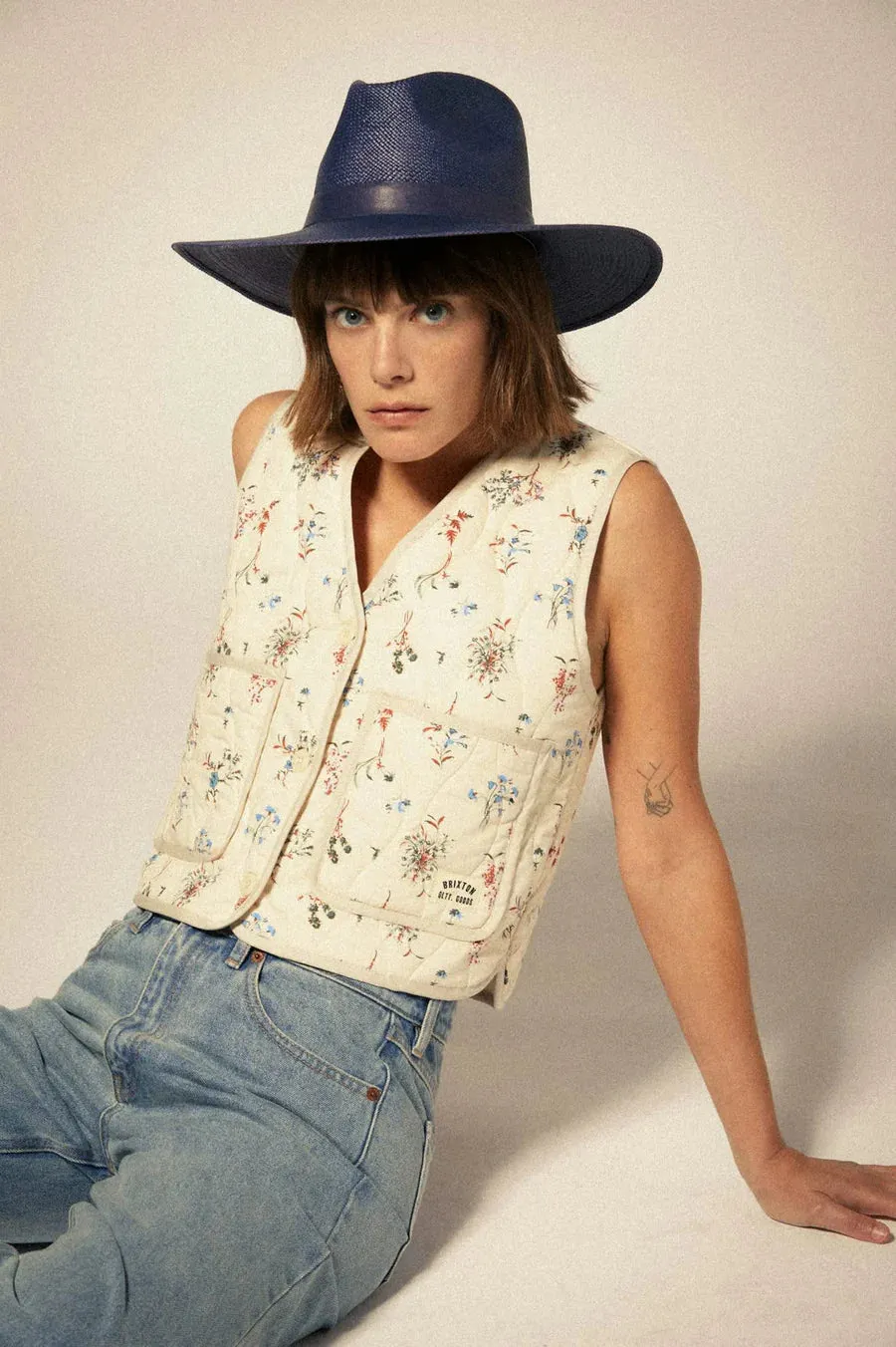 BRIXTON - GILET MATELASSÉ FIELD FLORAL - BLANC/NOISETTE/DISTY FLORAL - PÉ25